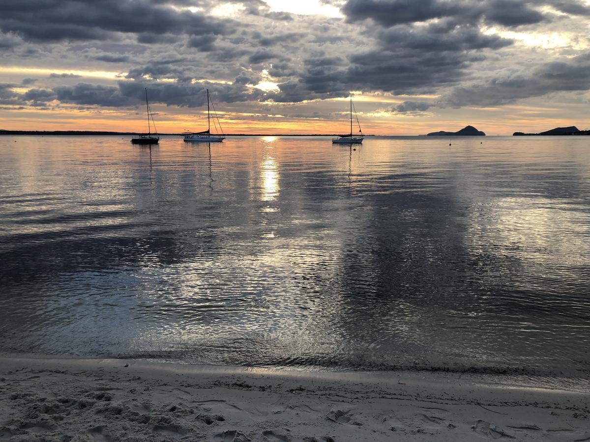 Salamander Beach Accommodation - Adults Only Salamander Bay Bagian luar foto
